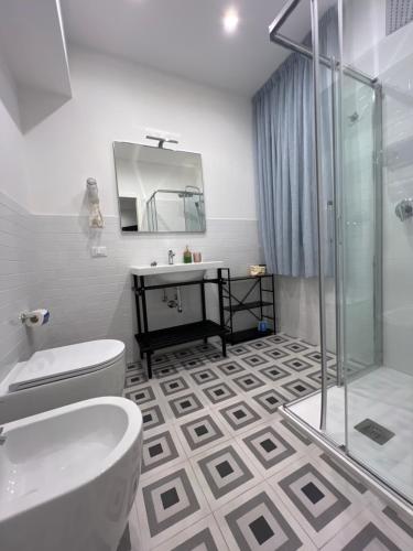 een badkamer met een toilet, een wastafel en een douche bij Elios Badino B&B in Terracina