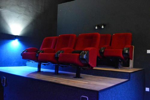 CINEMA ROOM L'Expérience unique montagnarde LE COCON 1km lac d'Annecy पर बैठने की जगह