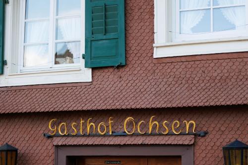 un bâtiment avec un panneau indiquant un restaurant dans l'établissement Boutiquehotel Ochsen, à Lenzkirch