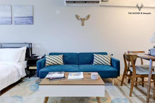 Un lugar para sentarse en The Moose #11 - Luxe Modern loft with King Bed, Free Parking & Wi-Fi