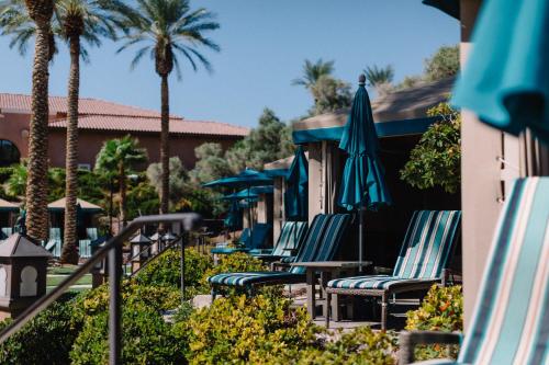 een rij stoelen met parasols en palmbomen bij The Westin Lake Las Vegas Resort & Spa in Las Vegas