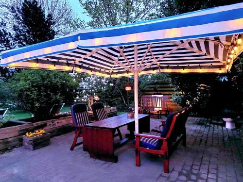 Guesthouse 'Blue House' in vintage villa&garden tesisinin dışında bir bahçe