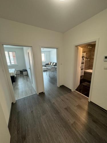 um apartamento vazio com uma sala de estar e uma sala de jantar em Soukromý byt 2+kk s balkónem a parkováním em Znojmo