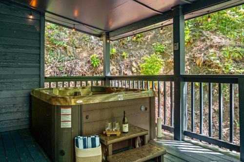 una doccia esterna in una cabina con lavandino di Escape to Sugar Chalet: The Rustic Modern Retreat a Gatlinburg