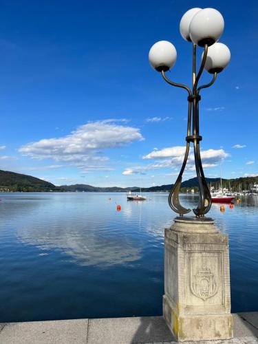 słupek lampy na krawędzi zbiornika wody w obiekcie High End Velden am Wörthersee w mieście Velden am Wörthersee