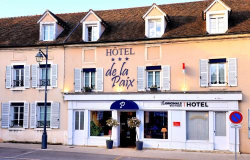 een hotel genaamd die la paza in een straat bij The Originals Boutique, Hôtel de la Paix, Beaune in Beaune