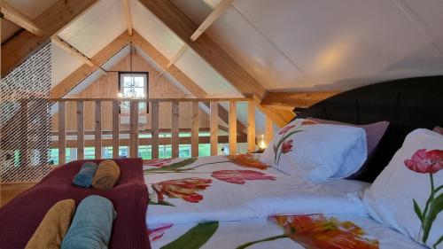 Cama ou camas em um quarto em City Farmers Guesthouse a lodge with a skyline view in Rural Amsterdam