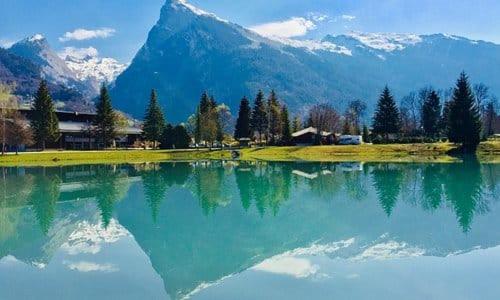 een waterlichaam met een berg op de achtergrond bij Charmant mobilhome à 2 pas remontés ski Samoëns in Samoëns