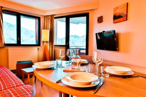 A television and/or entertainment centre at IMMODREAMS - L'Igloo - Avoriaz