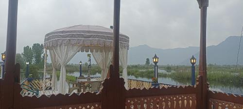 een tuinhuisje op een terras met uitzicht op een rivier bij Houseboat Blue Dolphin in Srinagar