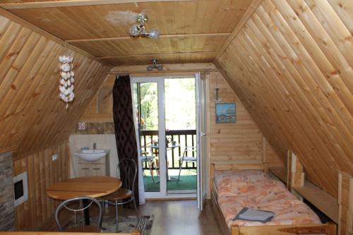 เตียงในห้องที่ Cottage Tatry so saunou