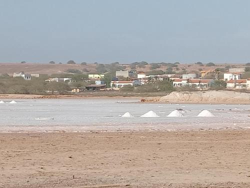 um grupo de rochas brancas na água em uma praia em A.M.A Appartament em Calheta Do Maio