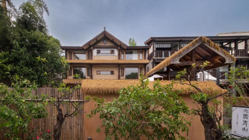 een groot huis met een hek ervoor bij Xianqingshan Homestay in Hangzhou