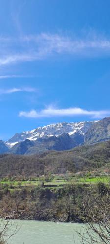 uma vista para uma serra nevada com um rio em Aleko Guesthouse em Përmet