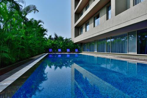 Piscina a Courtyard by Marriott Pune Hinjewadi o a prop