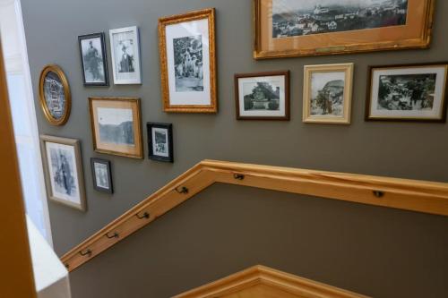 eine Treppe mit Bildern an der Wand in der Unterkunft Casa Matriarca in Santa Comba