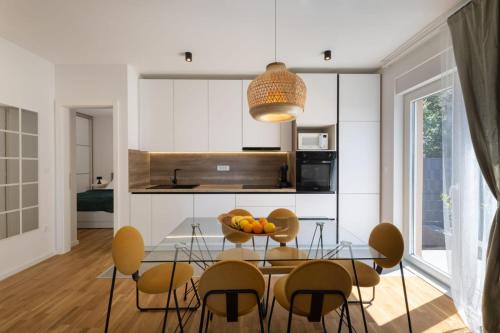 Una cocina o kitchenette en New Modern Apartment in Podstrana With Garden and Jacuzzi