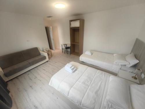 a hospital room with two beds and a couch at MILANFORESTER in Milan