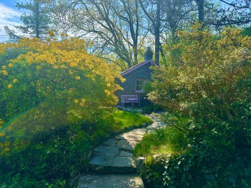 Vrt u objektu Cosy Country Cottage in Eryri Snowdonia with Hot Tub near Cardigan Bay & Harlech Castle