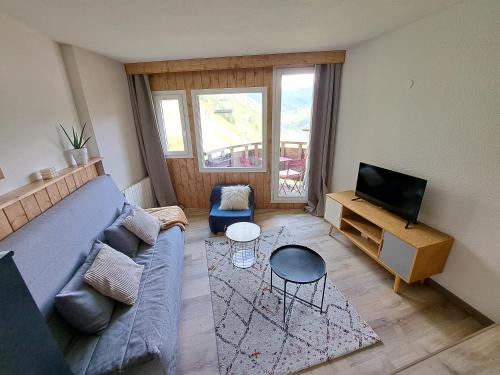 sala de estar con sofá y TV en Studio au coeur d'Avoriaz - 4 pers - vue splendide, en Avoriaz