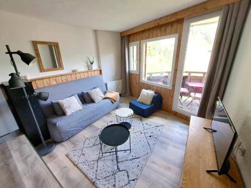 sala de estar con sofá y mesa en Studio au coeur d'Avoriaz - 4 pers - vue splendide, en Avoriaz