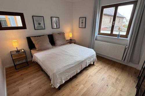 - une chambre avec un lit blanc et une fenêtre dans l'établissement Design Apartment im alten Schloss Deidesheim, à Deidesheim