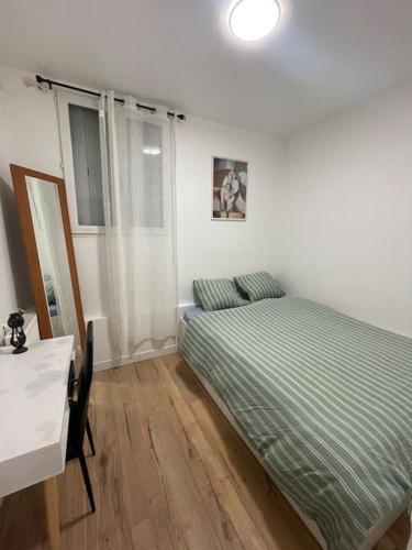 Rúm í herbergi á Charmant appartement américain