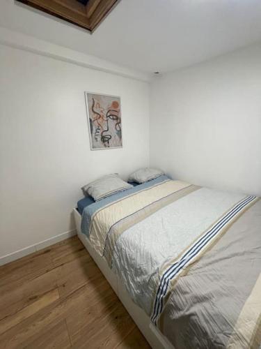 Rúm í herbergi á Charmant appartement américain