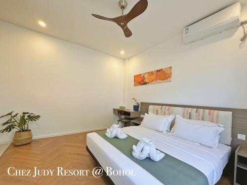 um quarto com uma cama com toalhas em Chez Judy Resort em Panglao City