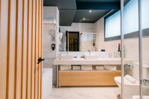 un bagno con due lavandini e un grande specchio di Rubens Hotels & SPA a Vila Nova de Gaia