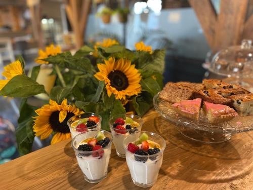 - une table avec des desserts et un bol de fruits dans l'établissement Hotel De Gravin, à s-Gravenzande