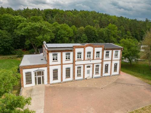 una vista aérea de un gran edificio blanco en Apartment Altes E-Werk, en Eisenach