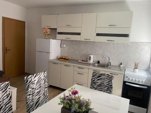 Kuhinja oz. manjša kuhinja v nastanitvi Apartmani Žuti