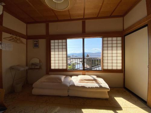 En eller flere senge i et værelse på Guesthouse Takayama Hanzansha