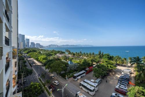 una vista aerea di una città con un parcheggio di NAMI HOTEL Nha Trang a Nha Trang