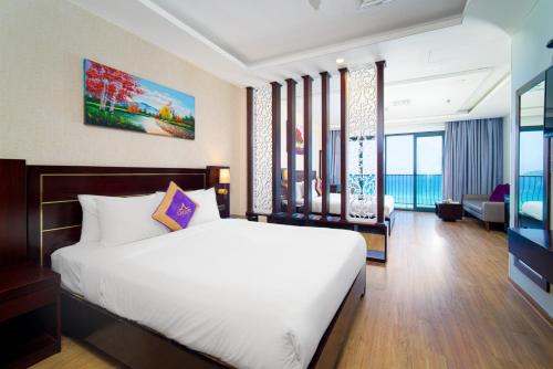 A bed or beds in a room at Alani Sea View Hotel