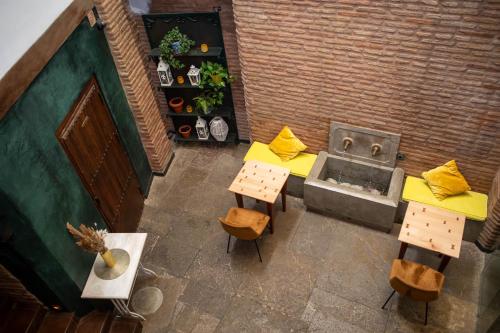 - une vue sur la terrasse dotée de tables et d'un grill dans l'établissement Hotel Boutique Posada Castañeda, à Grenade