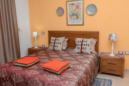 1 dormitorio con 1 cama con 2 almohadas en DESiGN UNQUE appartement, en Sousse