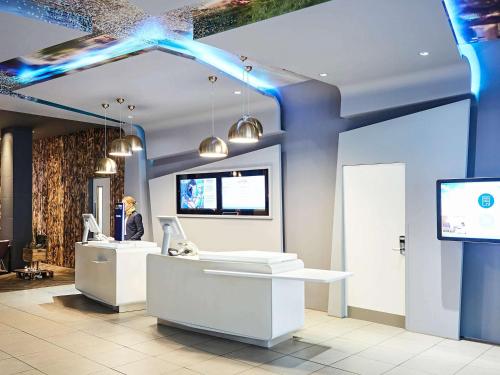 una camera con luci blu sul soffitto di Novotel Liverpool Centre a Liverpool