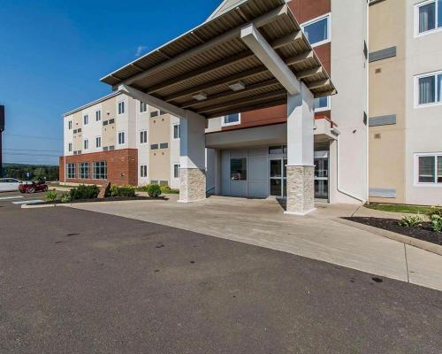 un parking vide devant un bâtiment dans l'établissement Quality Inn, à Moncton