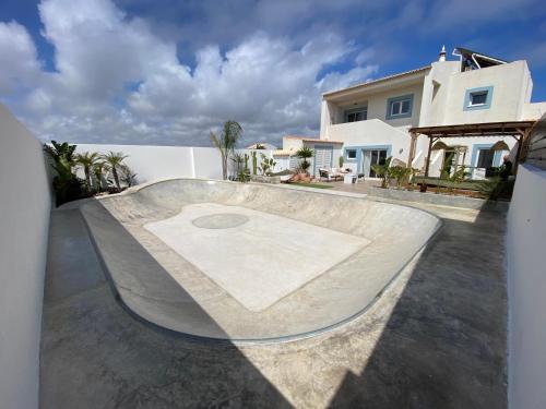 uma rampa de skate em frente a uma casa em Casa Biota em Sagres