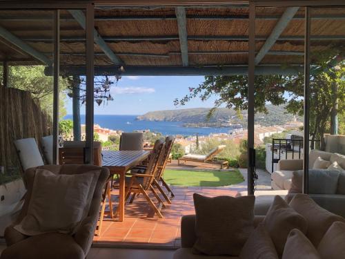 una sala da pranzo con vista sull'oceano di stunning Views over Cadaques a Cadaqués