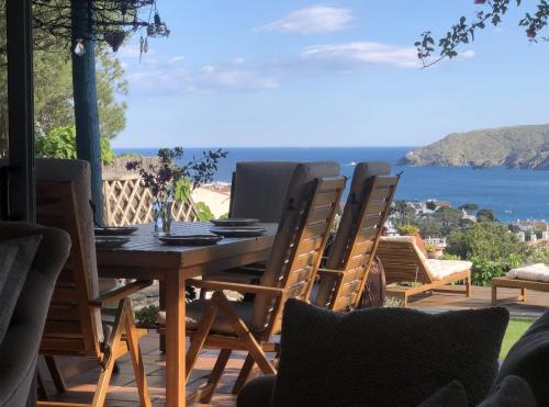 un tavolo e sedie in legno con vista sull'oceano di stunning Views over Cadaques a Cadaqués