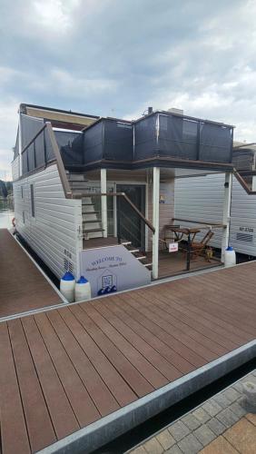 una casa sul ponte di una barca di Floating house - Marina Relax a Portoroz