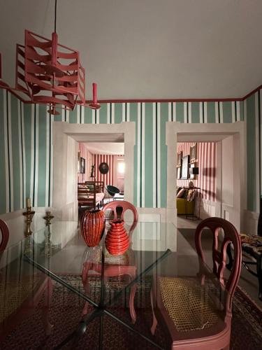 una habitación con una mesa de cristal con jarrones. en Casa dos Bijos, en Castelo de Vide