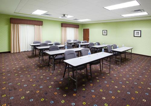 uma sala de aula com mesas e cadeiras numa sala em Holiday Inn Express Hotel & Suites Van Wert, an IHG Hotel em Van Wert