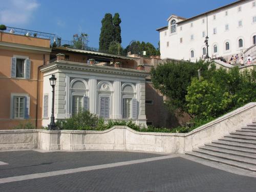 um edifício branco com escadas em frente a um edifício em Il Palazzetto em Roma