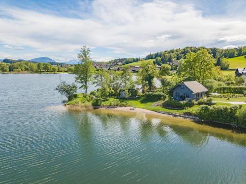 eine Insel inmitten eines Sees in der Unterkunft Hideaway Kraftplatz Chalet am See Mattsee Obertrum Urlaub am See Salzburger Seenland in Obertrum am See