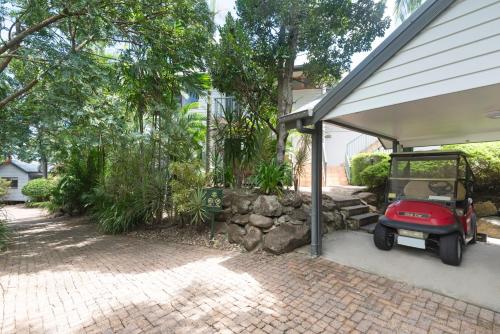 Aed väljaspool majutusasutust Heliconia Grove - 1 bedroom - on Hamilton Island by HIHA