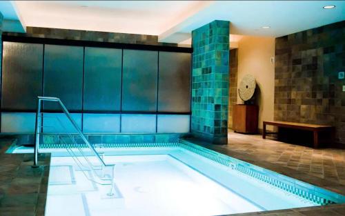 uma piscina com uma escada num edifício em Jewel Suite w/balcony MGM SIGNATURE * 23rd FLOOR* STRIP VIEW em Las Vegas